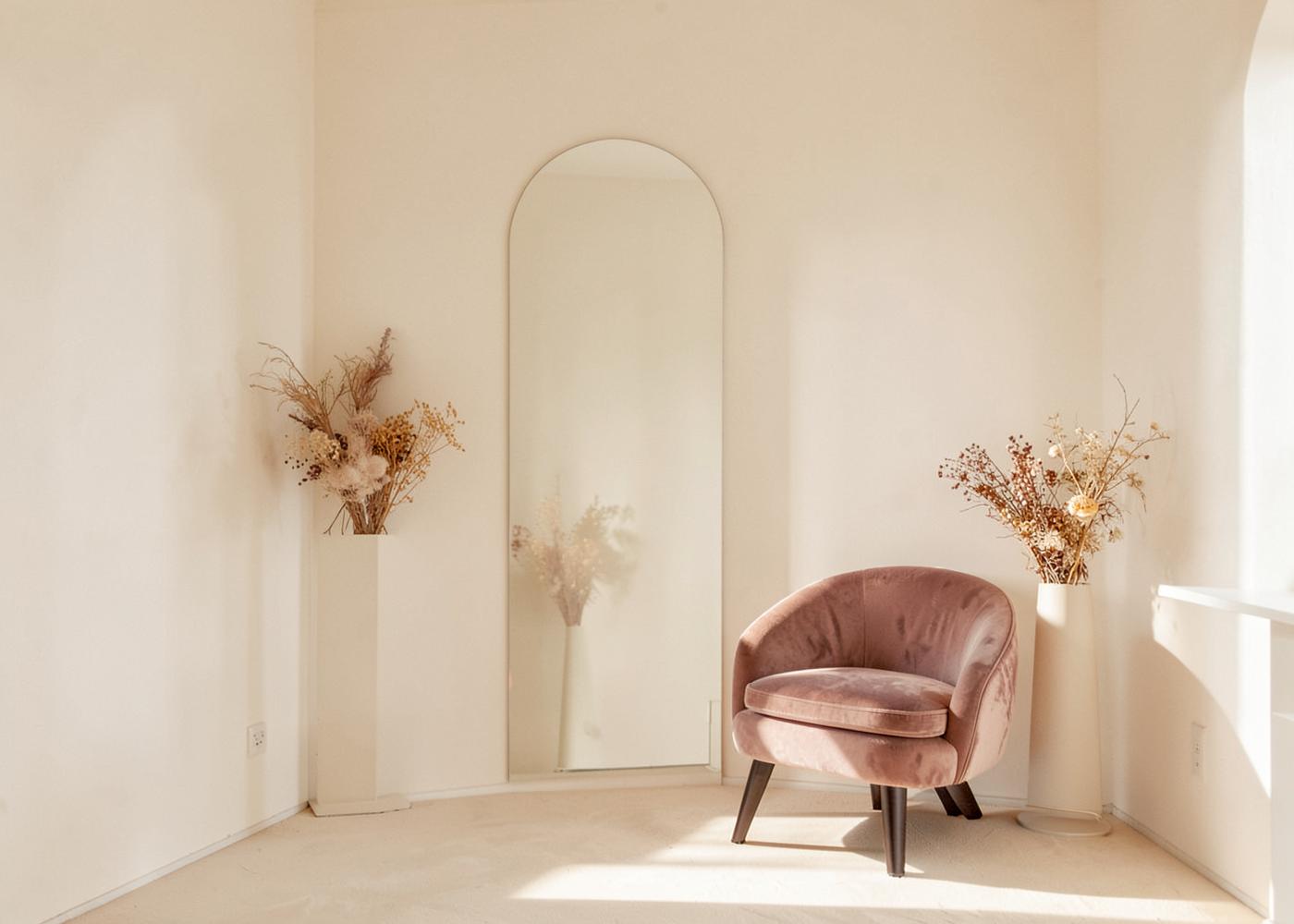 Interior del atelier CastleBeauty, con paredes marfil y butaca rosa